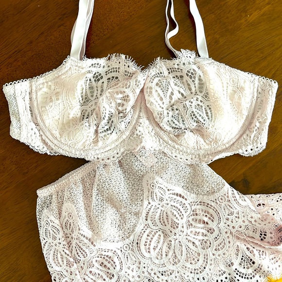 Victoria’s Secret Lace Bra and Panty Set Large 38D - Picture 1 of 5